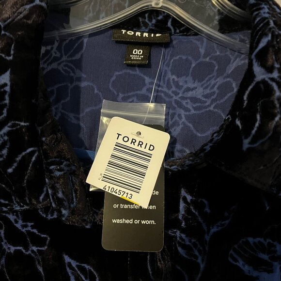 BNWT Torrid Madison Navy Velvet Burnout Button Up Shirt size 00 - Picture 3 of 5